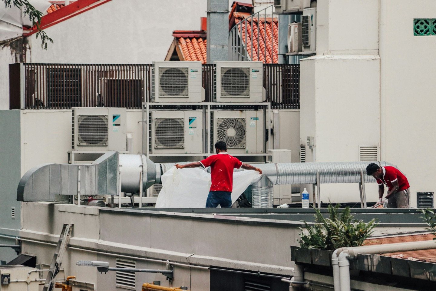 Technicien Aerys Systems inspectant un réseau de ventilation